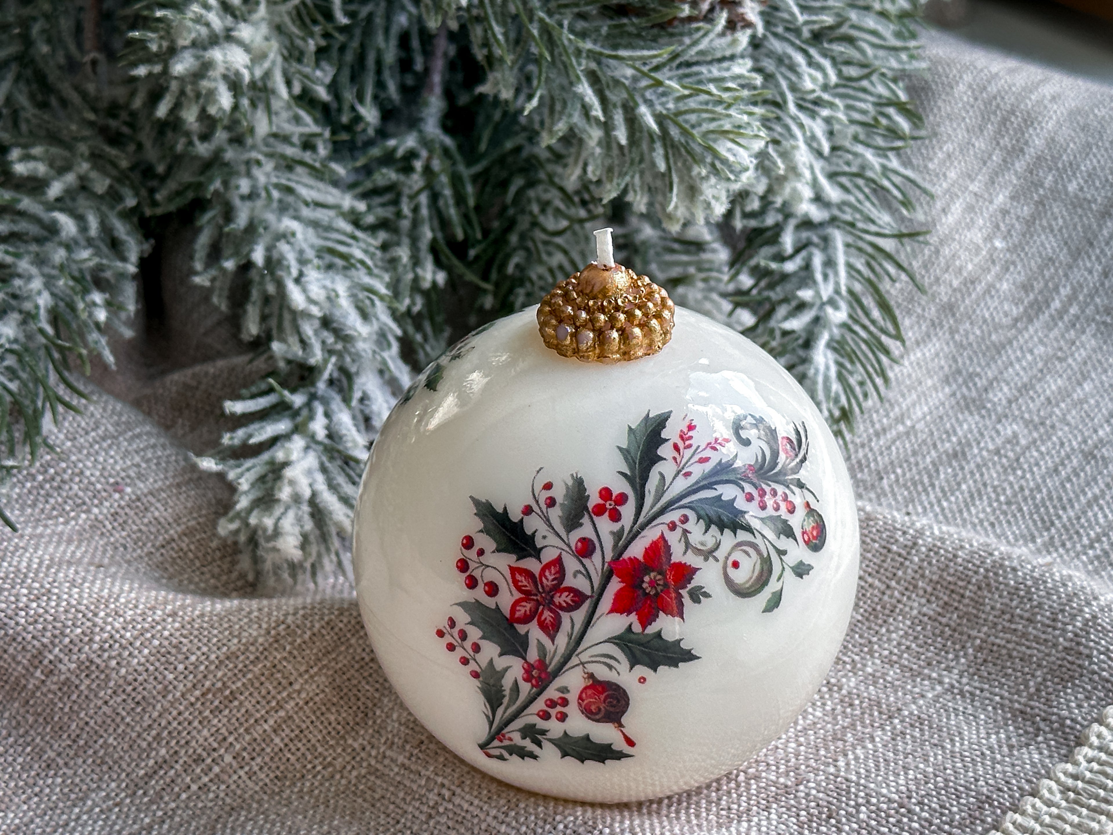 Christmas Candle: Holiday Decor Gift | Unique decor | Handmade Soy & Beeswax - 1 pc