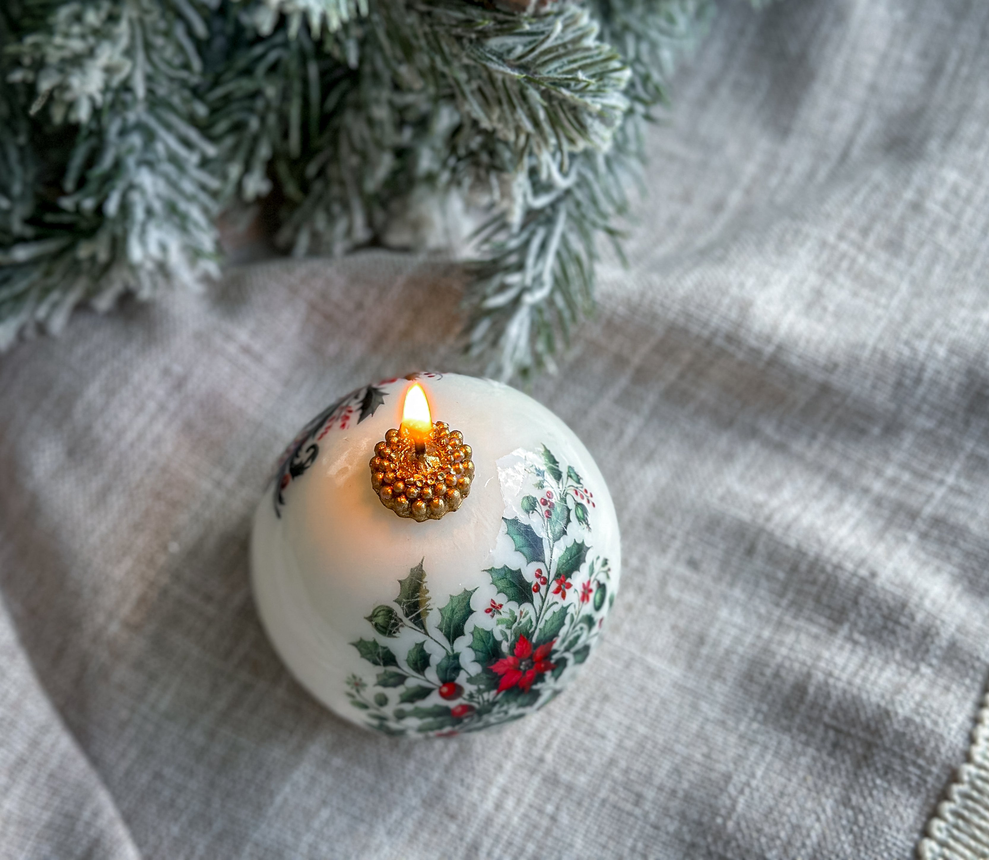 Christmas Candle: Holiday Decor Gift | Unique decor | Handmade Soy & Beeswax - 1 pc