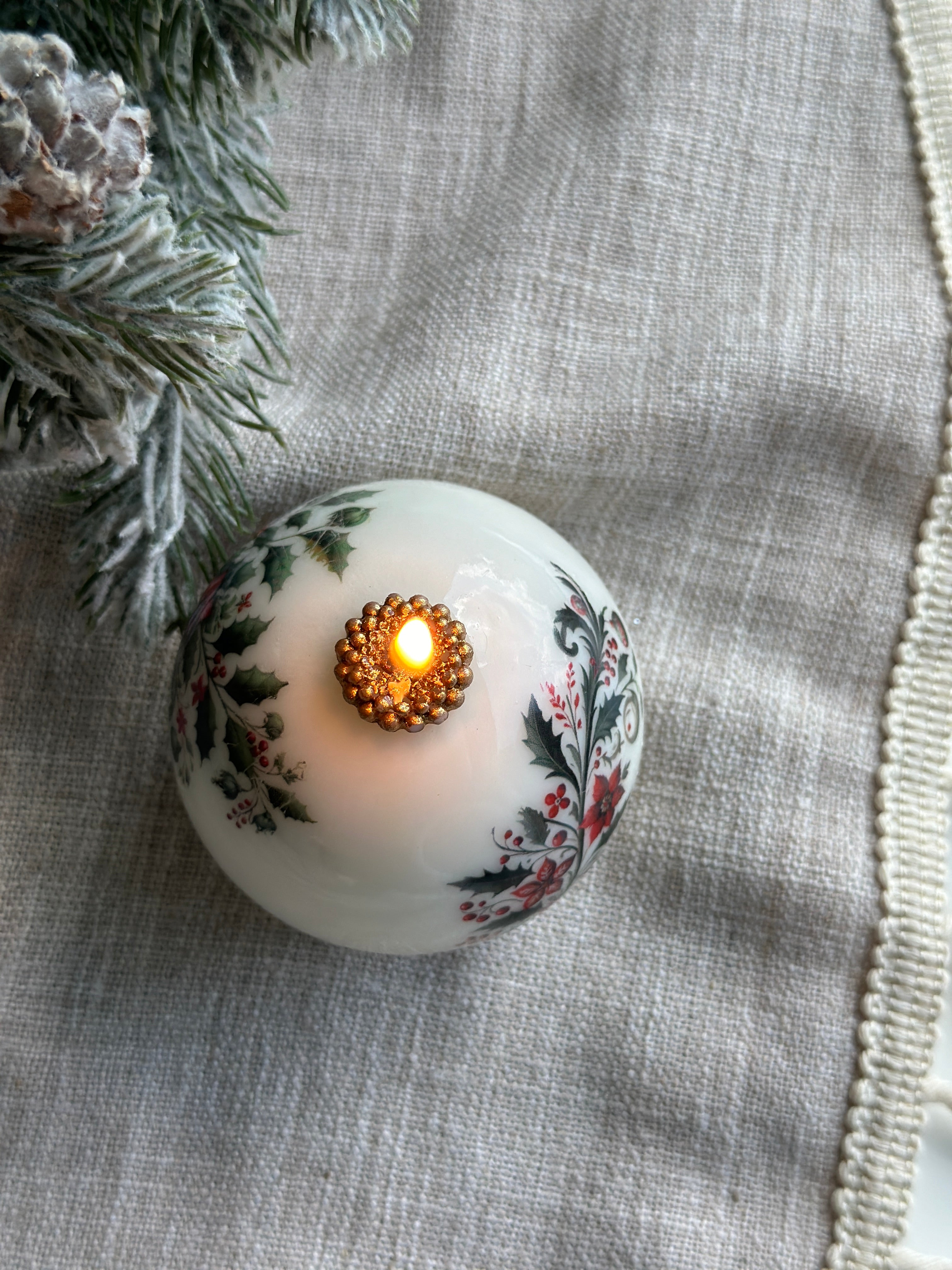Christmas Candle: Holiday Decor Gift | Unique decor | Handmade Soy & Beeswax - 1 pc