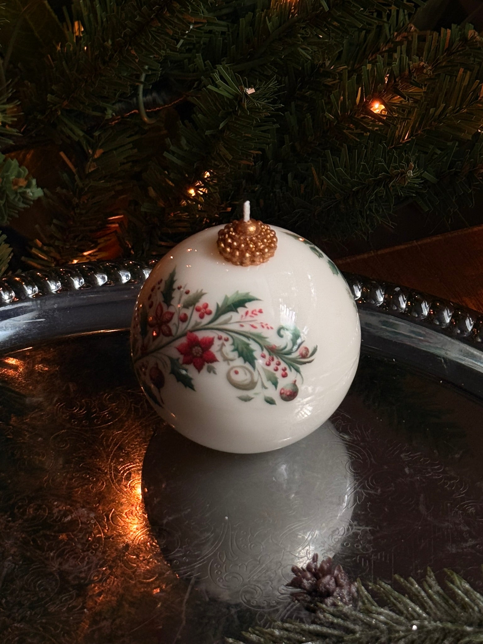 Christmas Candle: Holiday Decor Gift | Unique decor | Handmade Soy & Beeswax - 1 pc